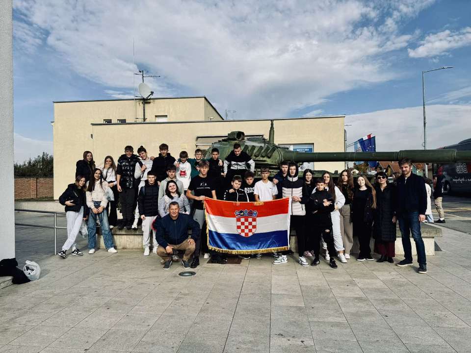 IMG-3e3067c4252dcc8d1c6954152b7fb2d1-V (1)